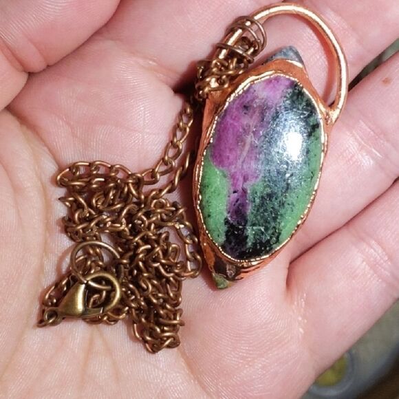 'Delician' Moss Agate, Unakite & Ruby in Zoisite Necklace - Picture 4 of 6